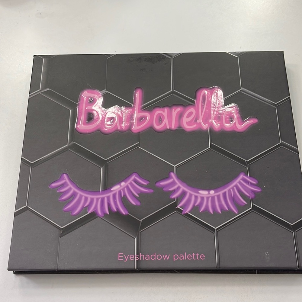 Bee Beauty eyeshadow pallet BARBELLA😍✨
